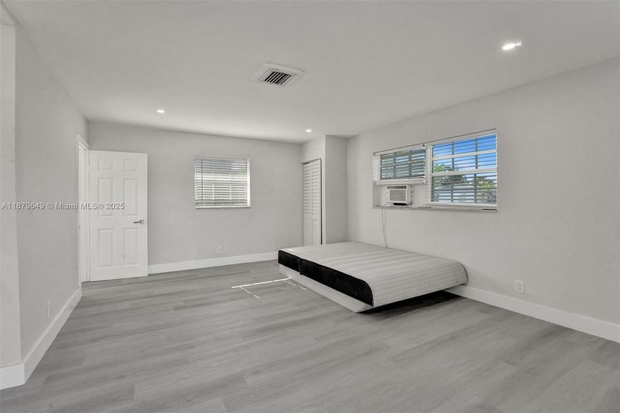 Beautiful and renovated first floor unit in the heart of hollywood..ITS A STUDIO....NO HOA ..NO CREDIT NEEDED..QUICK MOVE IN.Beautiful and renovated first floor unit in the heart of hollywood..UPGRADED KITCHEN.WATER AND ELECTRICITY INCLUDED IN RENT.