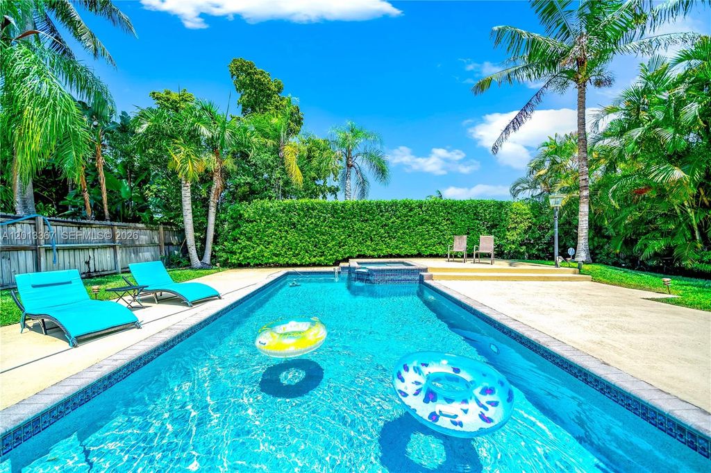 Photo of 1241 S 13th Ave, Hollywood, FL 33019 (MLS # A12013367)