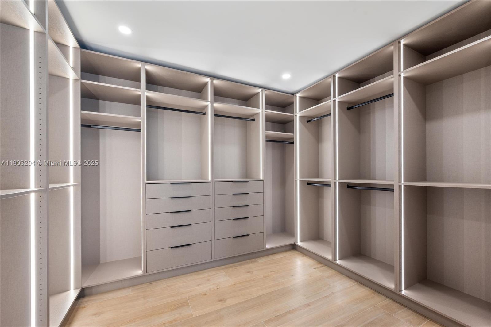 PARIS MANOR SOUTH - Residential