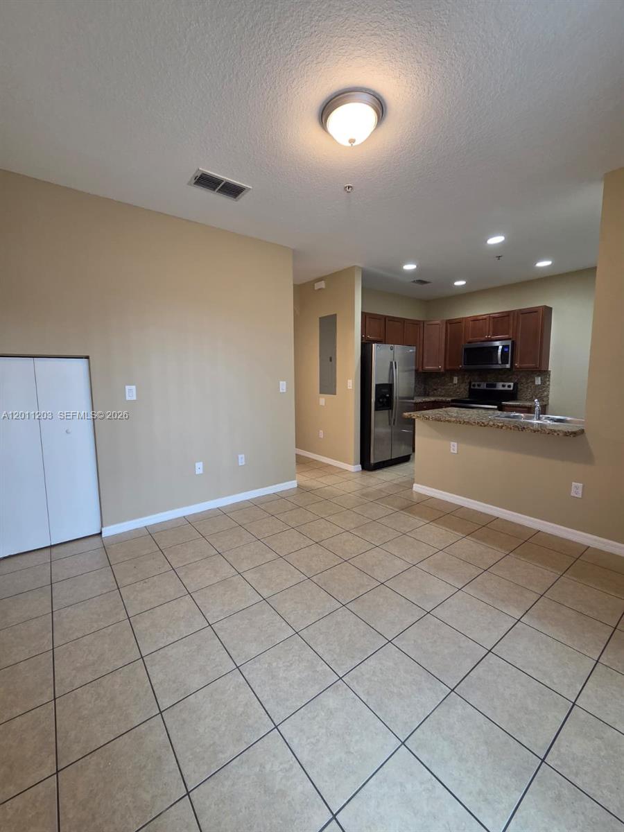 2851 W Prospect Rd 404