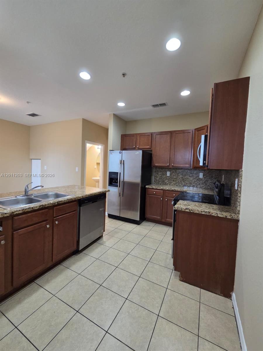2851 W Prospect Rd 404