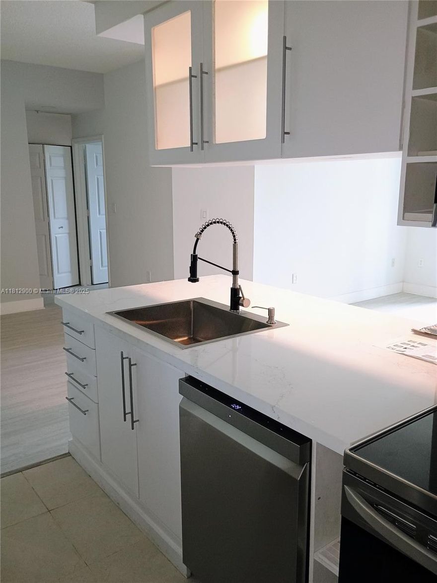 WONDERFUL LOCATION NEXT TO DWTN MIAMI. SOBE. 2/2 OUTSTANDINGLY REMODELED. LUXURY SANDALWOOD NUCORE VINYL FLOOR. NO-TUB ALL CERAMIC SHOWERS. ONE LEVEL STATUARIO QUARTZ COUNTERTOP. SMART BRAND-NEW LG S/S APPLIANCES. FRENCH DOOR FRIDGE. NEW WASHER-DRYER. LED LIGHTING ALL OVER. HIGH IMPACT DOORS & WINDOWS. FREE INTERNET. FULLY EQUIPPED GYM. 6TH FLOOR Bay Overlooking POOL& Jacuzzi & AMMENITIES FOR A SOPHISTICATED LIFESTYLE. Social & Entertaiment Club- Same floor Parking spot steps away from unit Door.NO PETS allowed. OFFERS MUST BE SUBMITTED W/FULL CREDIT HISTORY REPORT & PROOF OF INCOME (Last 3 moths Pay stubs) for each adult. No Exceptions. FIRST-LAST MONTH & SECURITY DEPOSIT REQ. (3 Months Advance rent) E-Z SHOWING ASSIST. SHOWINGS MON-SAT 9 AM - 7 PM.