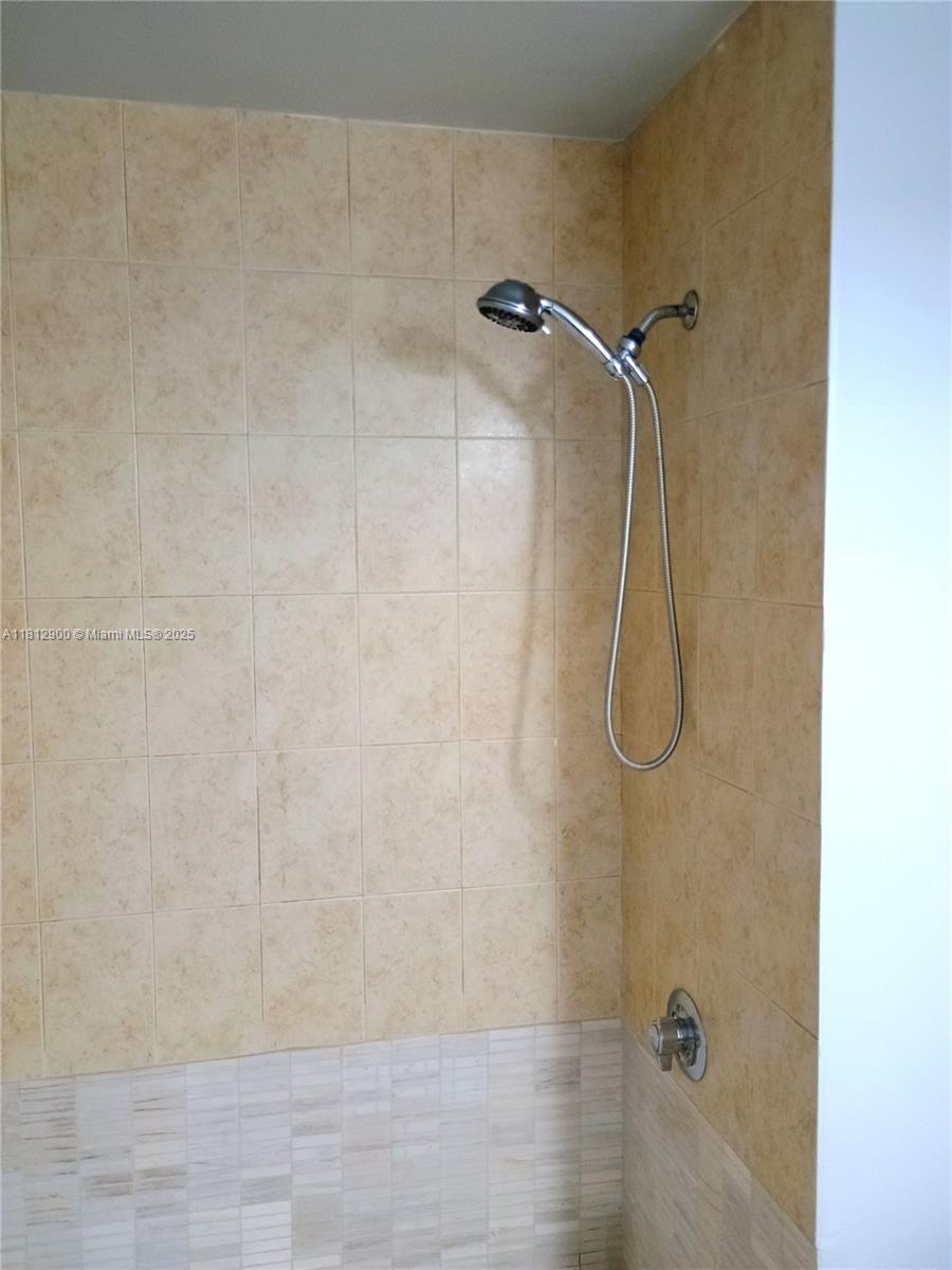 1800 BISCAYNE PLAZA CONDO - Residential Lease