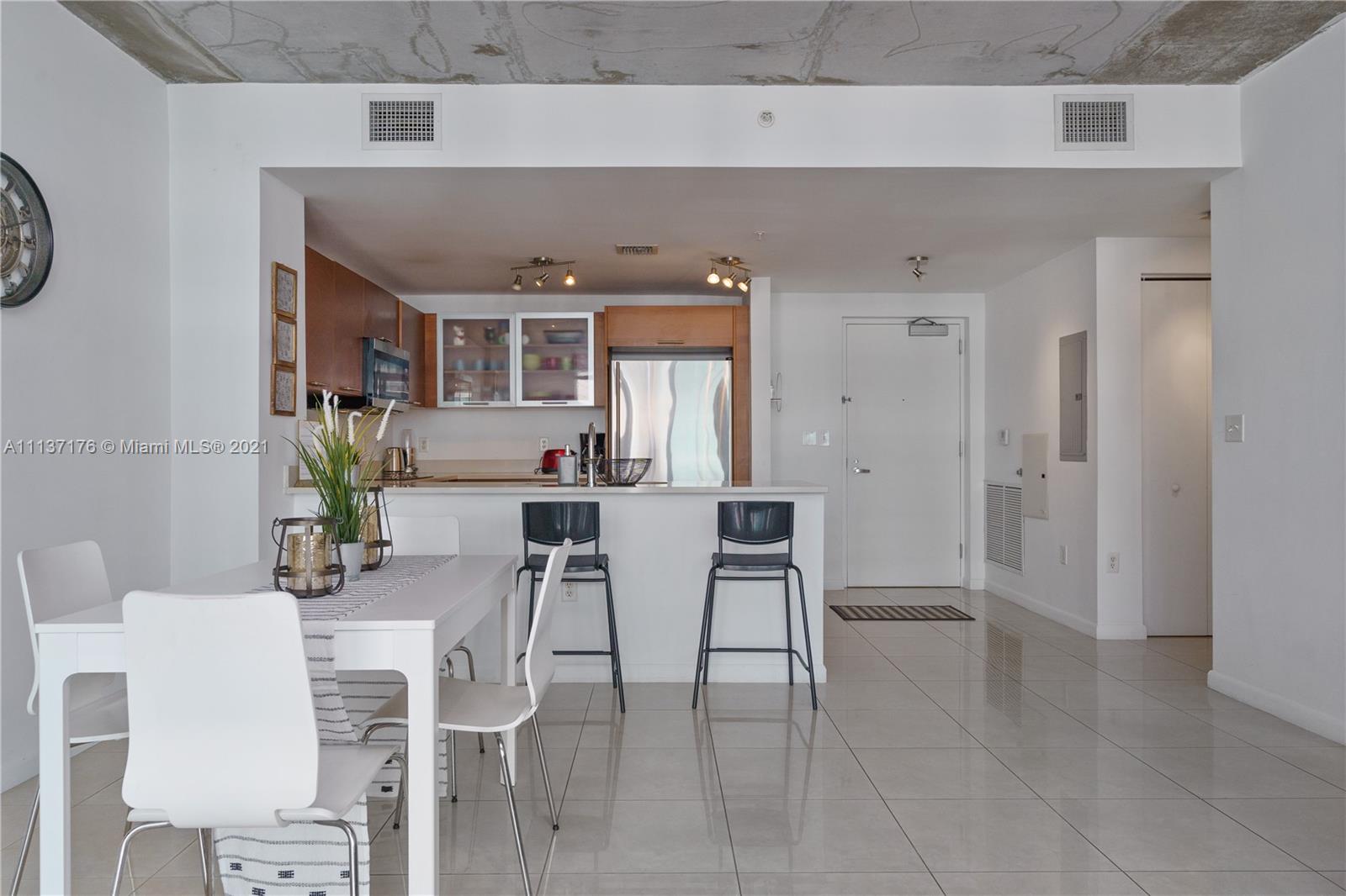 MIDBLOCK MIAMI CONDO - Residential Lease