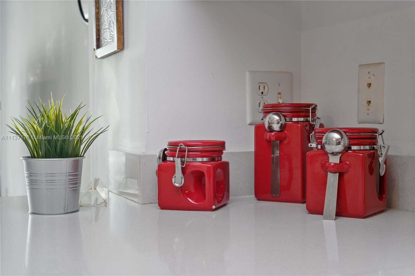 MIDBLOCK MIAMI CONDO - Residential Lease