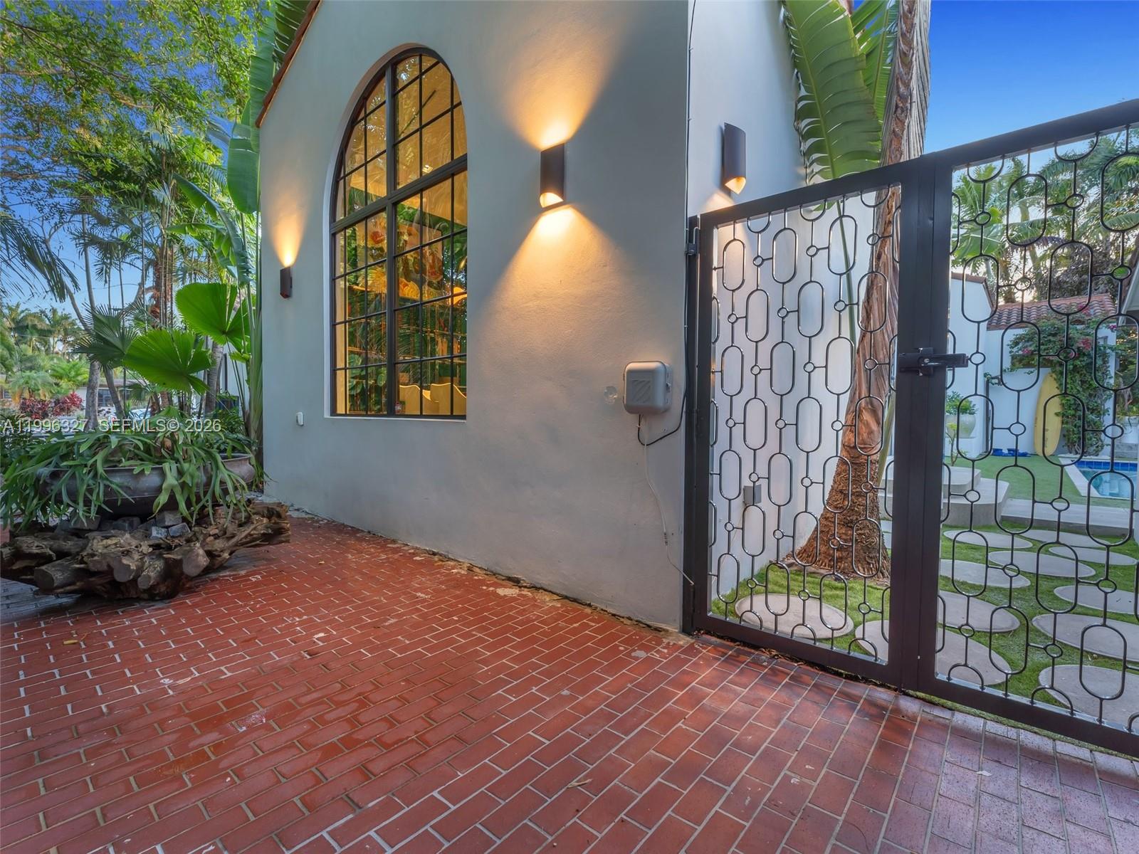 HOLLYWOOD LAKES SECTION - Residential