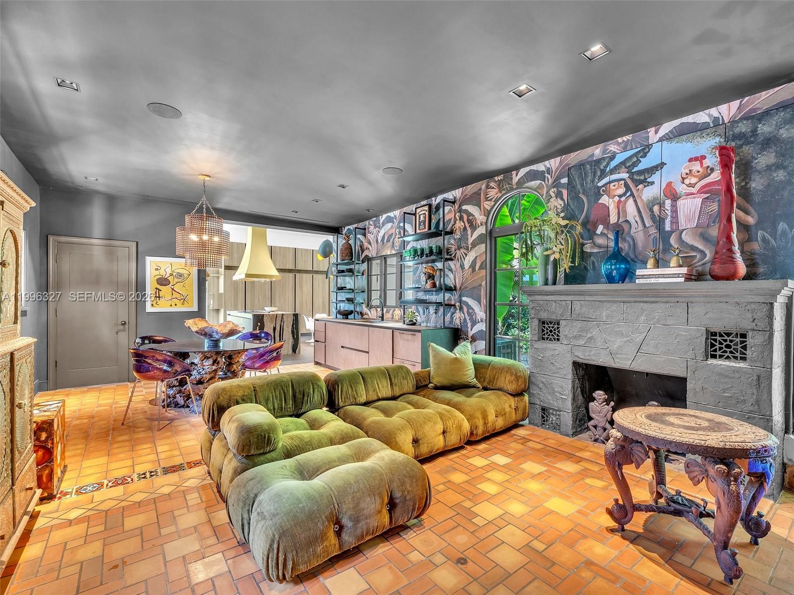 HOLLYWOOD LAKES SECTION - Residential