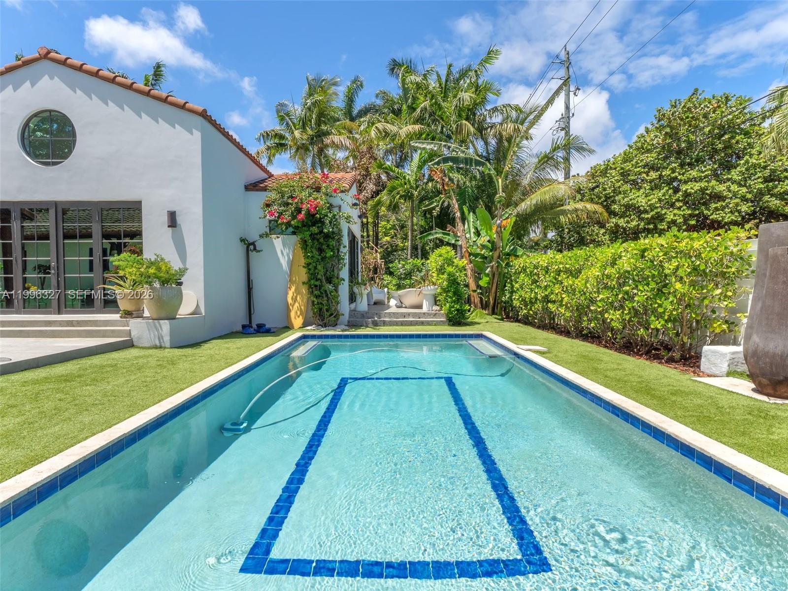 HOLLYWOOD LAKES SECTION - Residential
