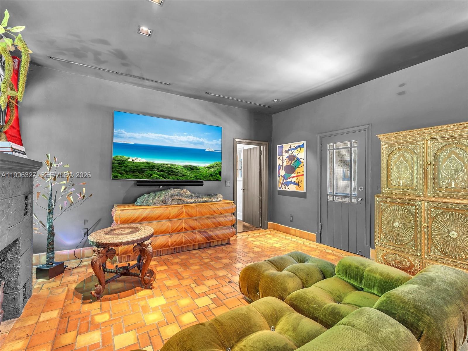 HOLLYWOOD LAKES SECTION - Residential