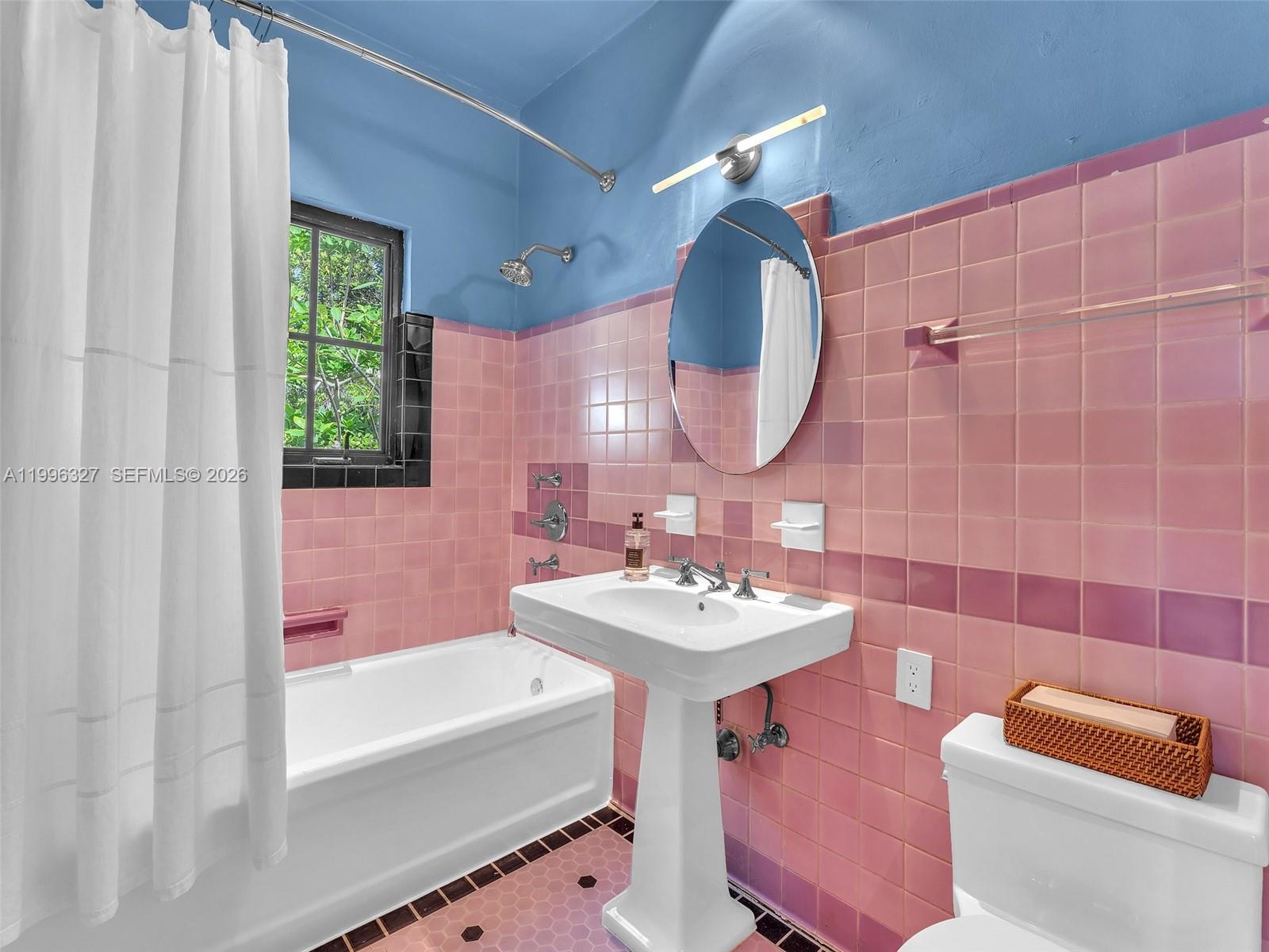HOLLYWOOD LAKES SECTION - Residential