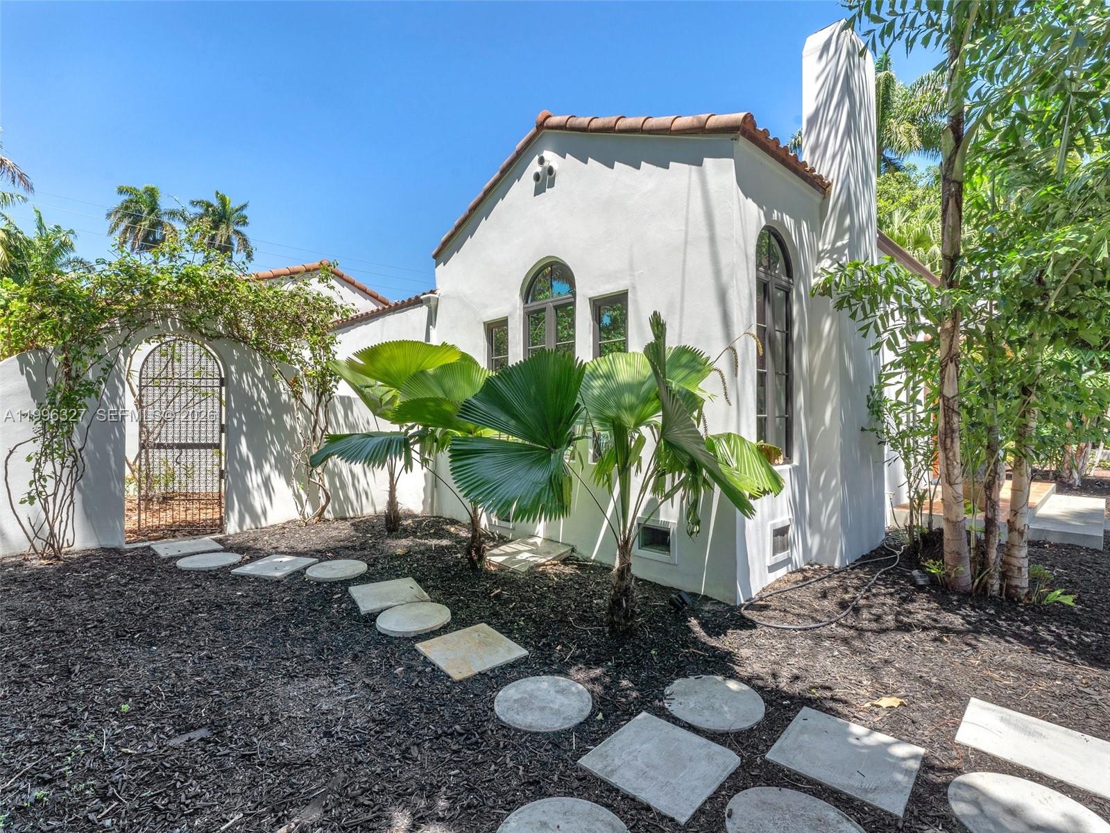 HOLLYWOOD LAKES SECTION - Residential