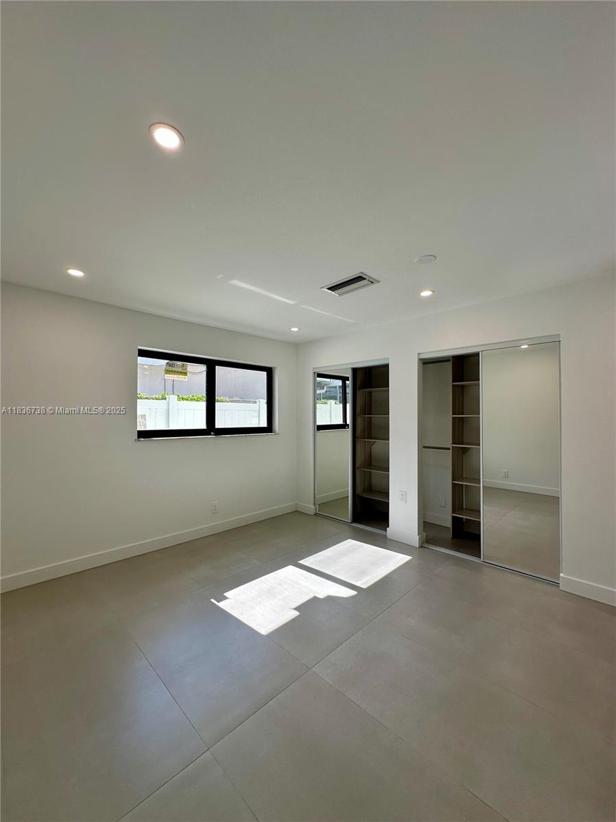 HOLLYWOOD HILLS - Residential