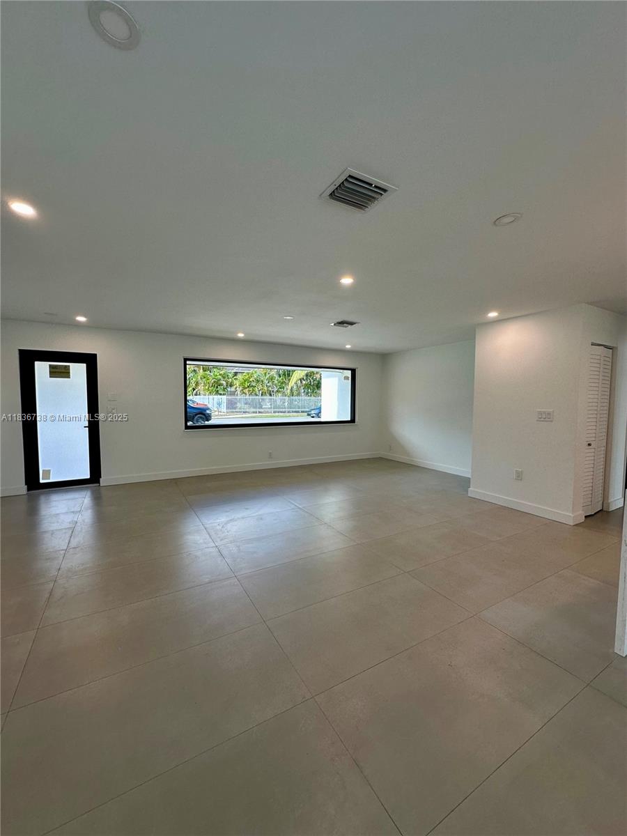 HOLLYWOOD HILLS - Residential