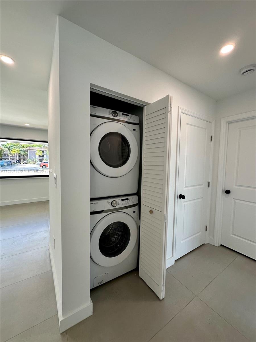 HOLLYWOOD HILLS - Residential