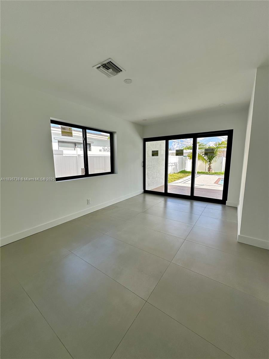 HOLLYWOOD HILLS - Residential