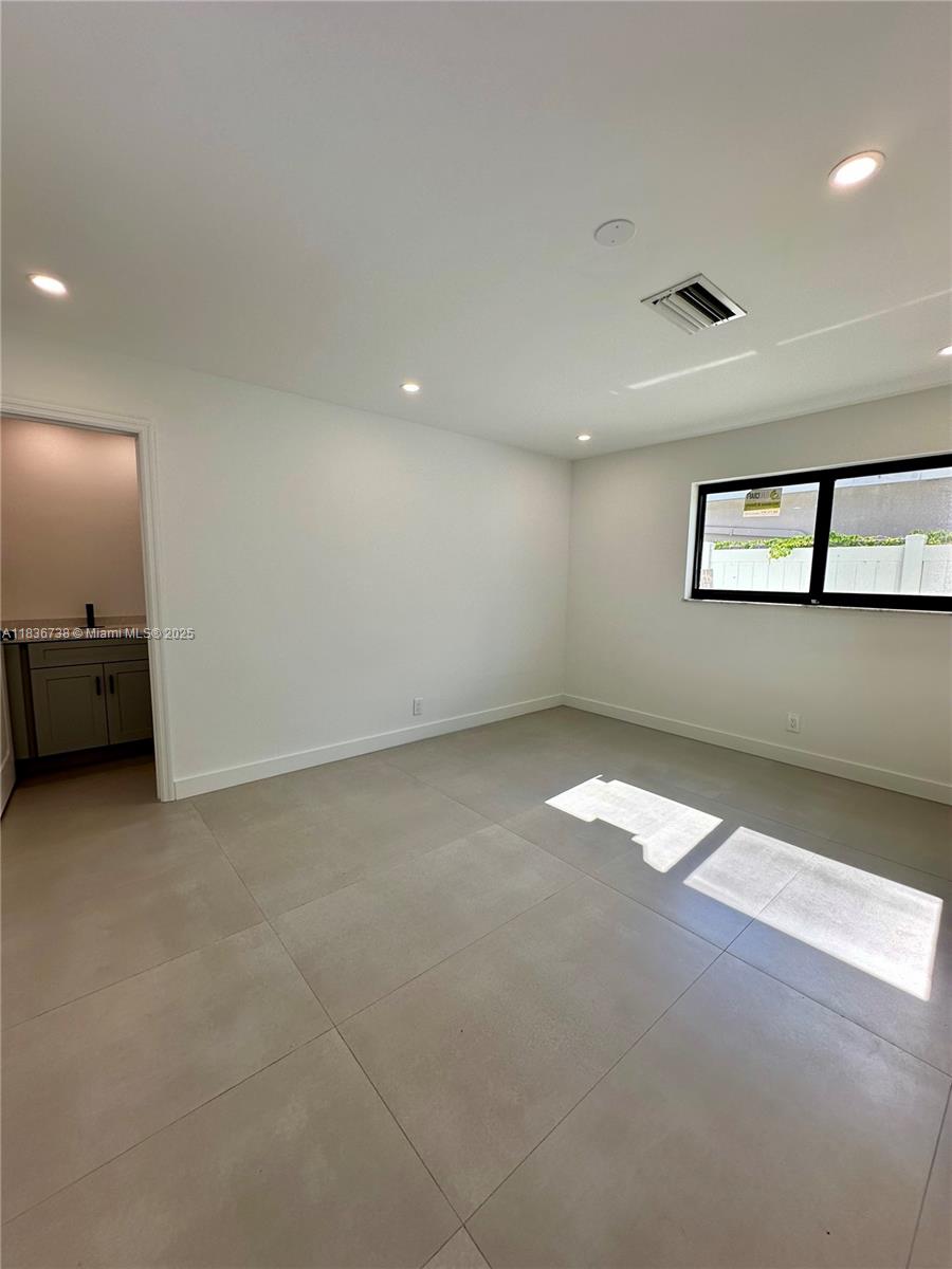 HOLLYWOOD HILLS - Residential