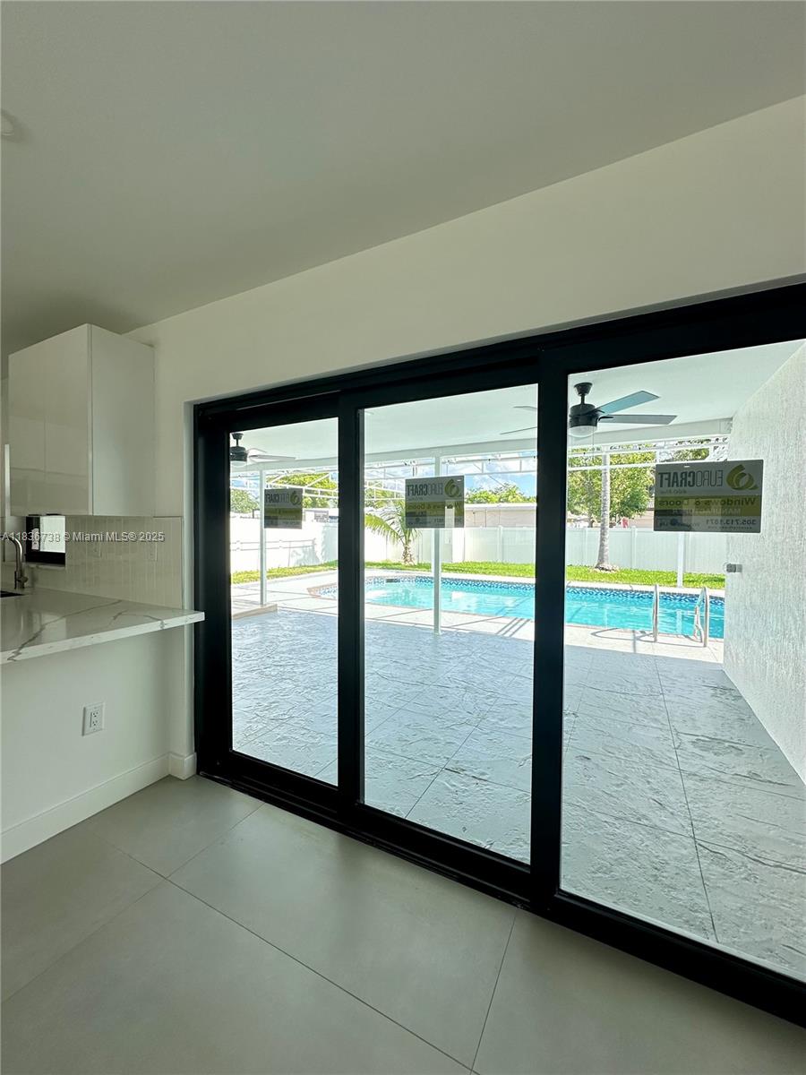 HOLLYWOOD HILLS - Residential