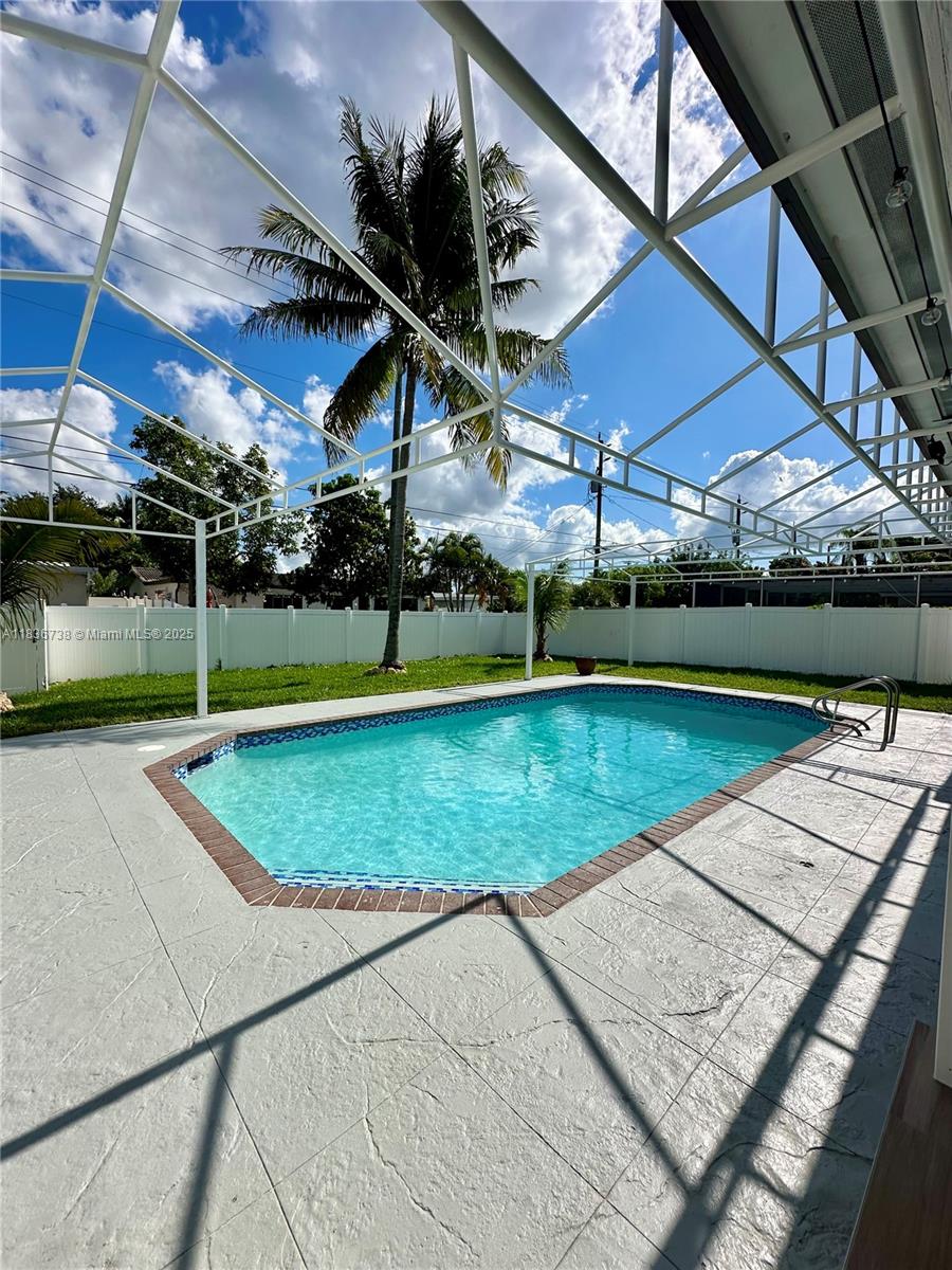 HOLLYWOOD HILLS - Residential