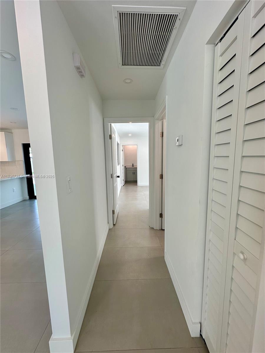 HOLLYWOOD HILLS - Residential