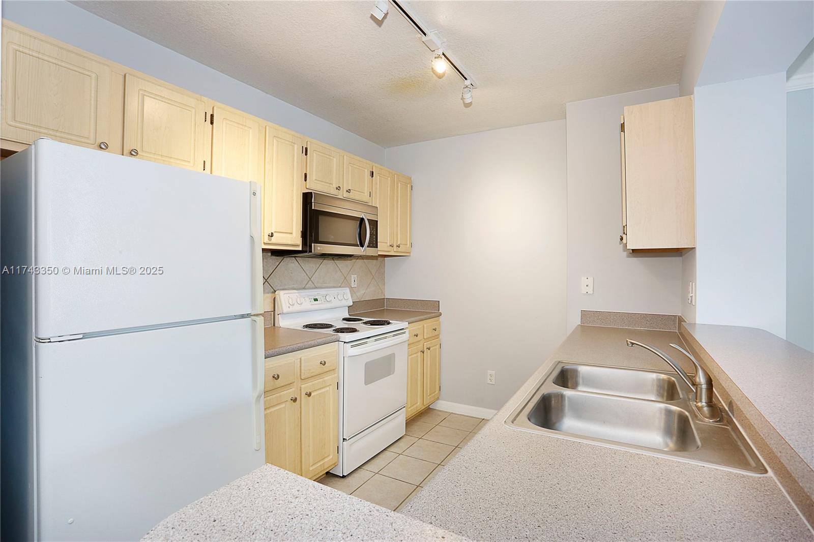 DA VINCI ON DOUGLAS CONDO - Residential