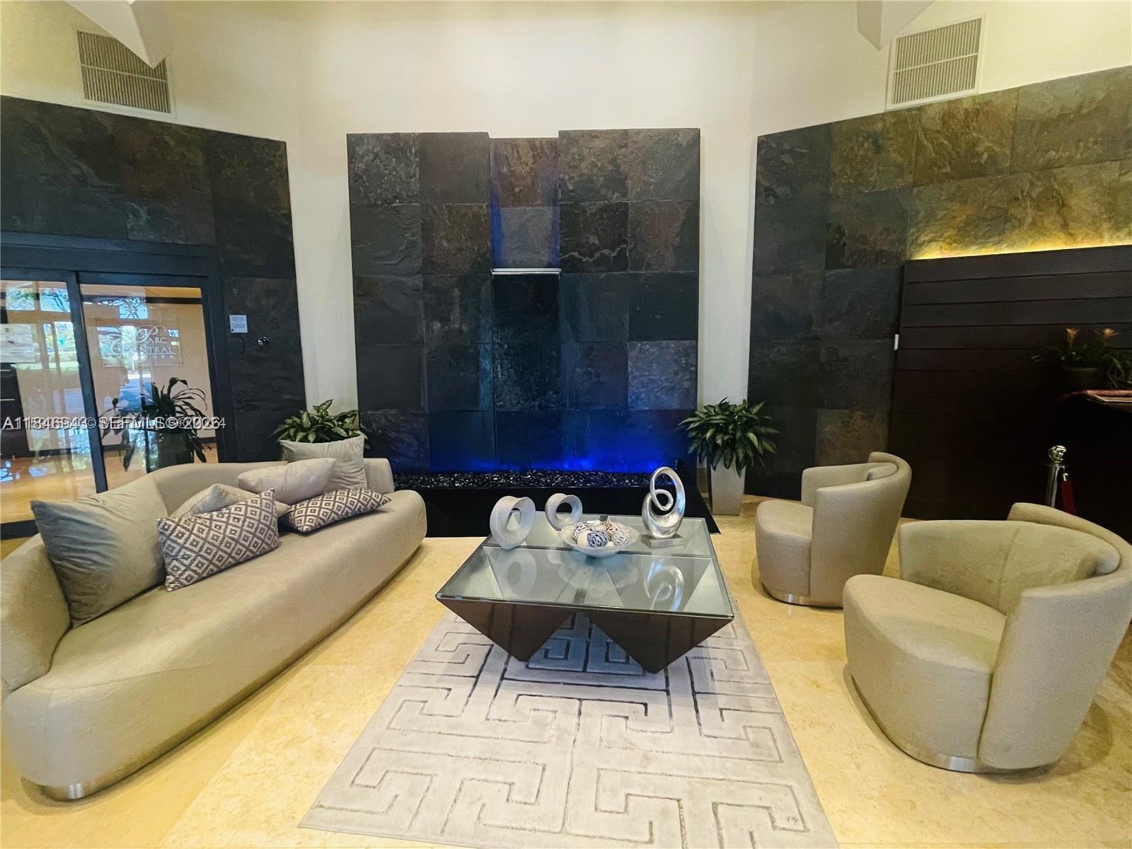 PARC CENTRAL AVENTURA SOU - Residential Lease