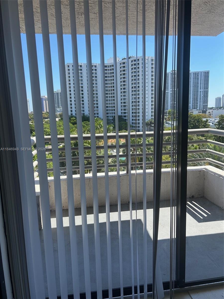 PARC CENTRAL AVENTURA SOU - Residential Lease