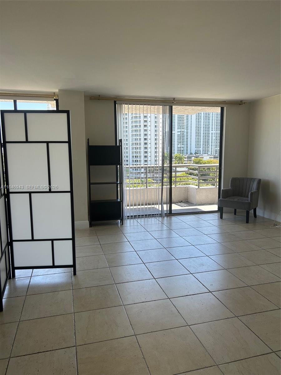 PARC CENTRAL AVENTURA SOU - Residential Lease
