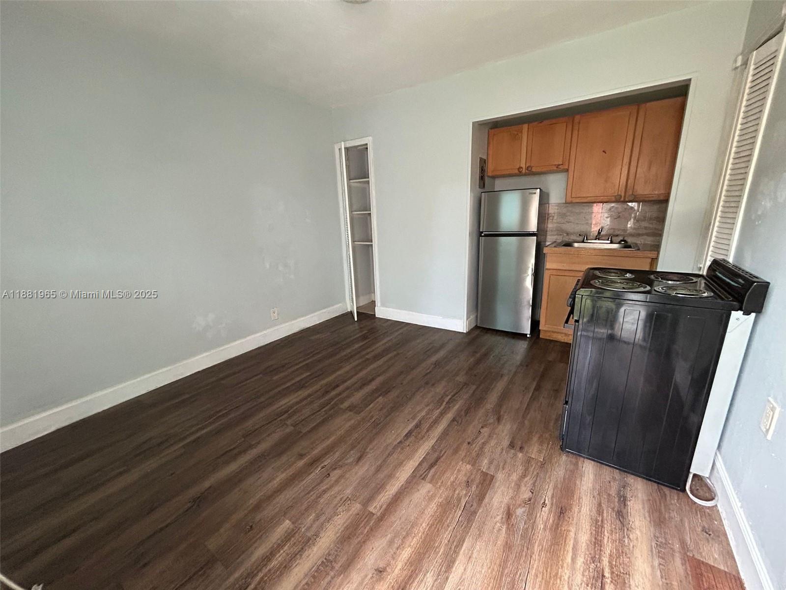 HOLLYWOOD LITTLE RANCHES - Residential Lease