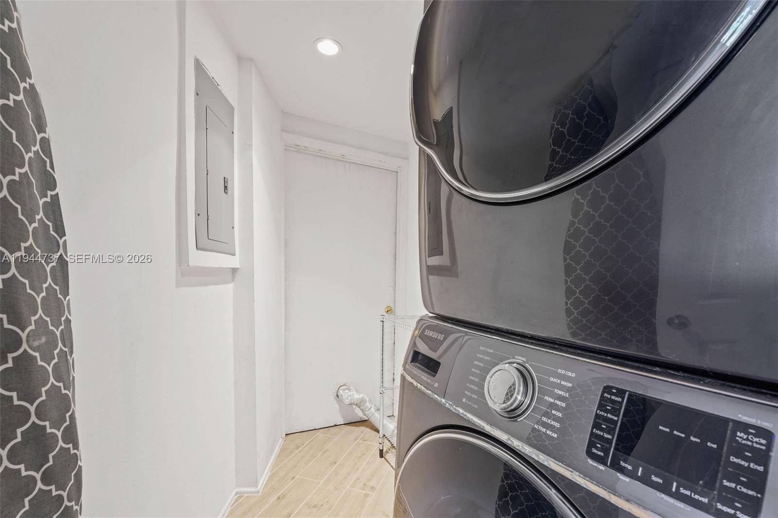 OCTAGON TOWERS I CONDO - Residential