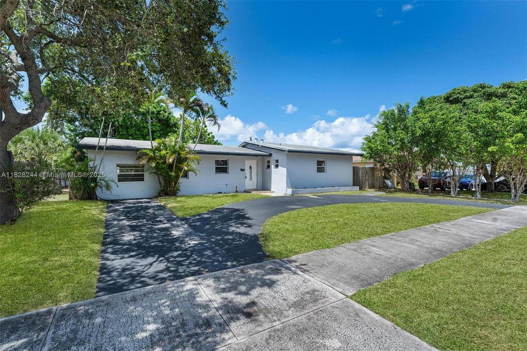 Photo of 811 Evergreen Dr, Lake Park, FL 33403 (MLS # A11828244)