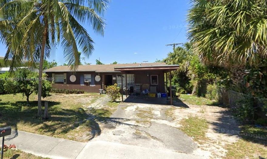 Investment opportunity in delray beach! House consist of 3 bedrooms and 1 bathroom. Please see broker remarks. Cash only
