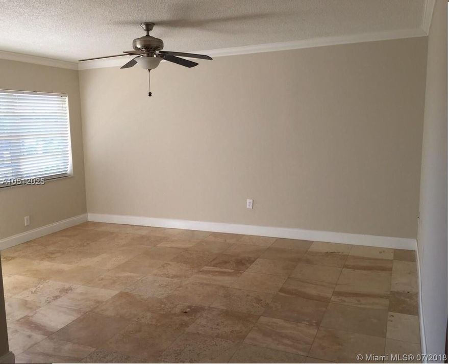 Great opportunity apartment located in the east of US 1. Unit 1 bed and 1 bath, Updated kitchen and bath. 

Close to the beach and downtown Hollywood.