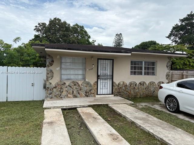 Investor opportunity to own this 5/3 Duplex in the heart of Miami!
Potential Cap Rate of 9% - Monthly Rental Market value on these 2 units (3/2) $3250-$3450 & (2/1) $2950-$3100
Minutes from Miami International Airport and main highway.