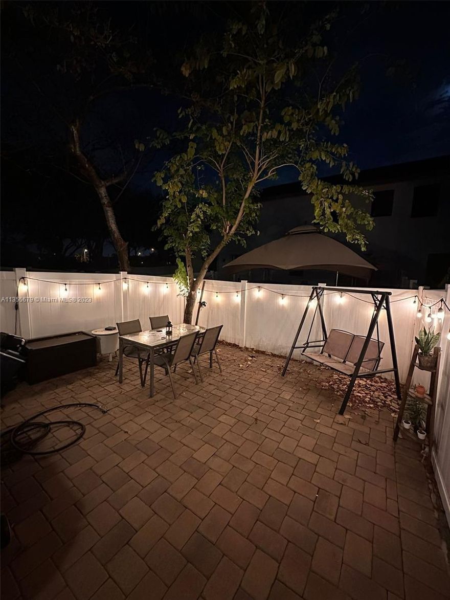 Beautiful Townhouse in Aragon. First Floor Title, 2 Floor Laminate, 2 Beth, /2.5 Bath, washer & dryer, backyard fenced. Two assigned parking spaces. Close to highway, dining, shopping and much more.