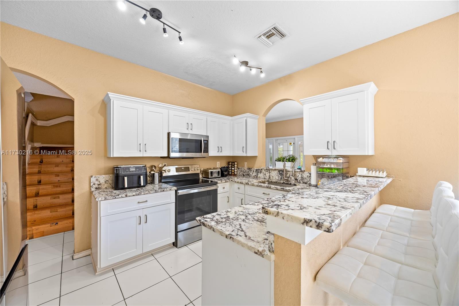 KENSINGTON MANOR - Residential