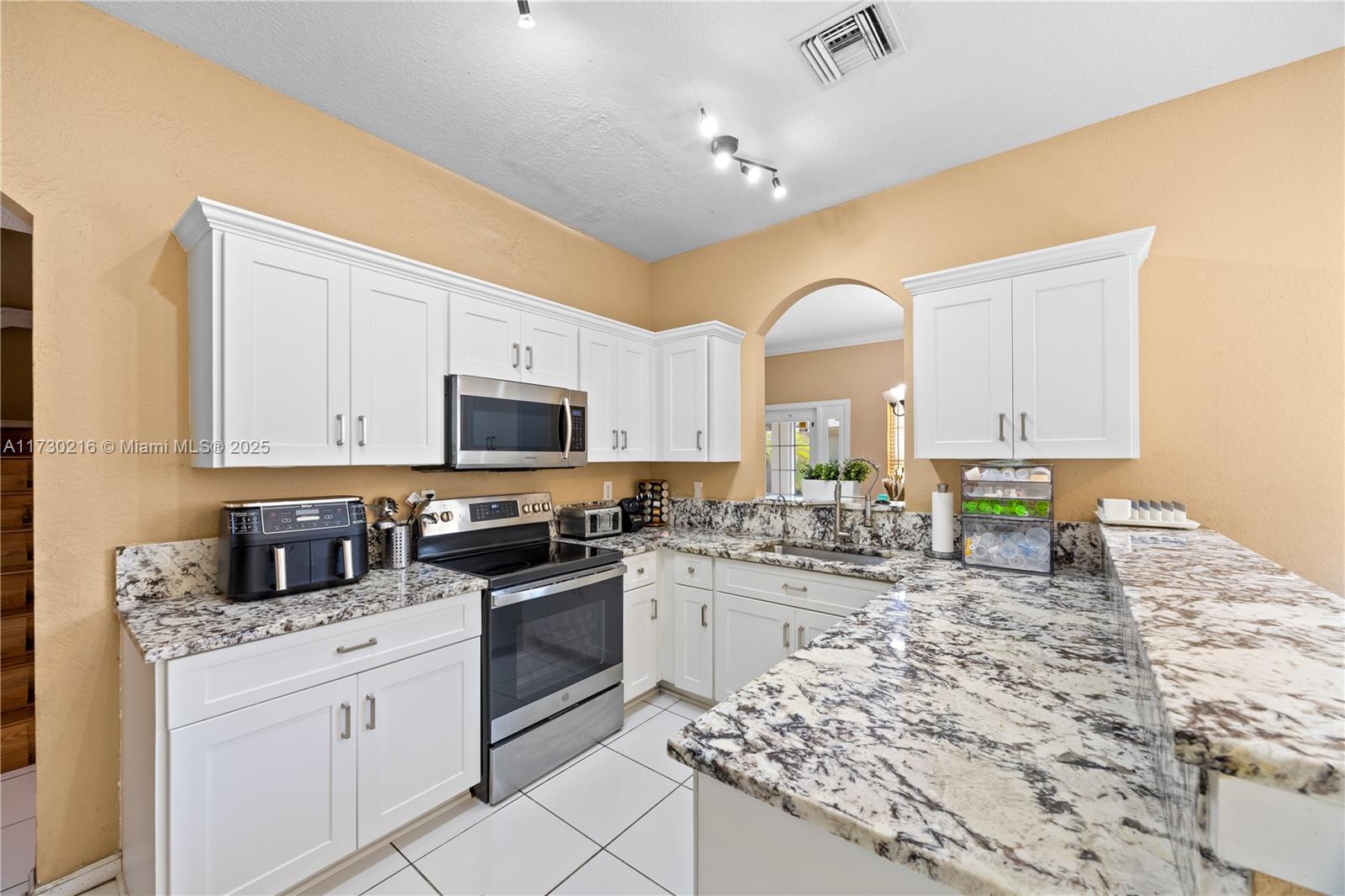 KENSINGTON MANOR - Residential