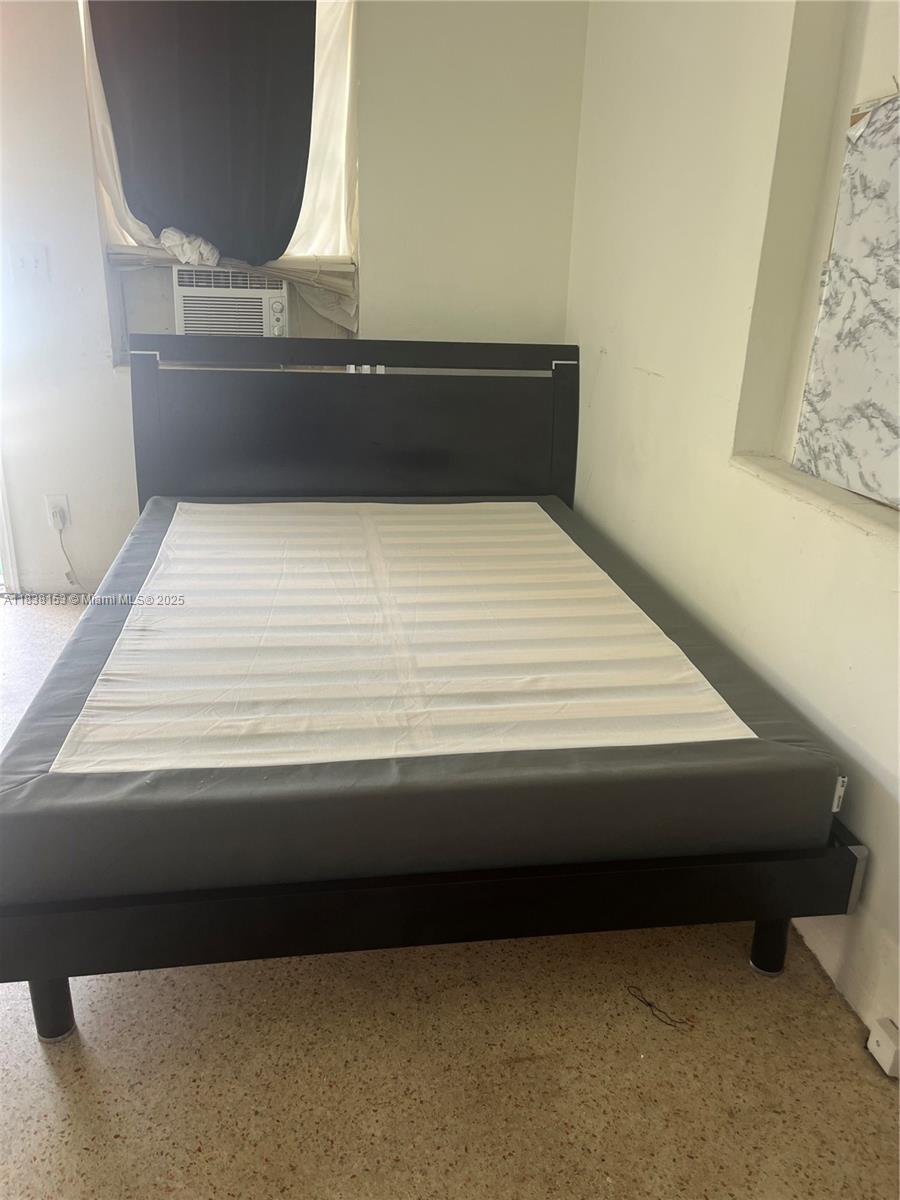 Clean Studio/efficiency unit. FAST MOVE IN Just freshly painted, with private entrance, private bathroom and small kitchenette. WONDERFUL East Hollywood location VERY close to Downtown and the BEAUTIFUL HOLLYWOOD & DANIA BEACHES. Easy walking Access to US-1 for bus route, and walking distance to shopping. ONE PARKING SPOT included. Great for one person that works nearby, it's like having your own little place to come home to.