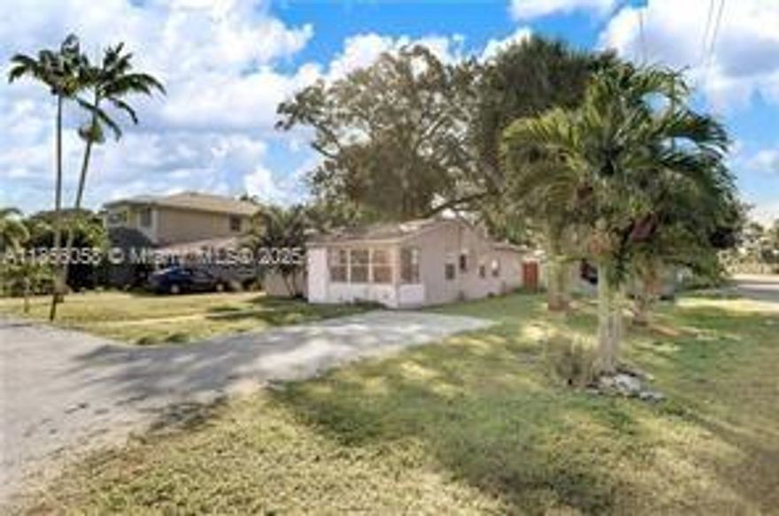 single family home with extra room- inside washer and dryer- extra 1/2 bathroom- has a small fenced yard- has good parking- downtown near airport- 17 street- las olas and beach- note the garage in the back lot is NOT part of this rental - Call or text chris to show