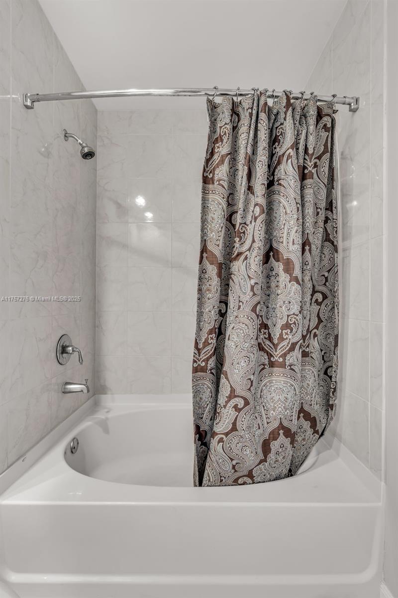 VENTURE AT AVENTURA WEST - Residential