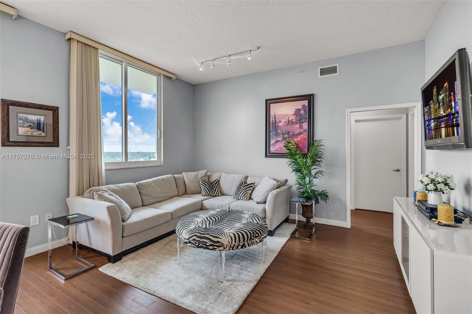VENTURE AT AVENTURA WEST - Residential
