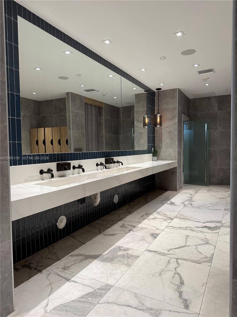 THE IVY CONDO - Residential