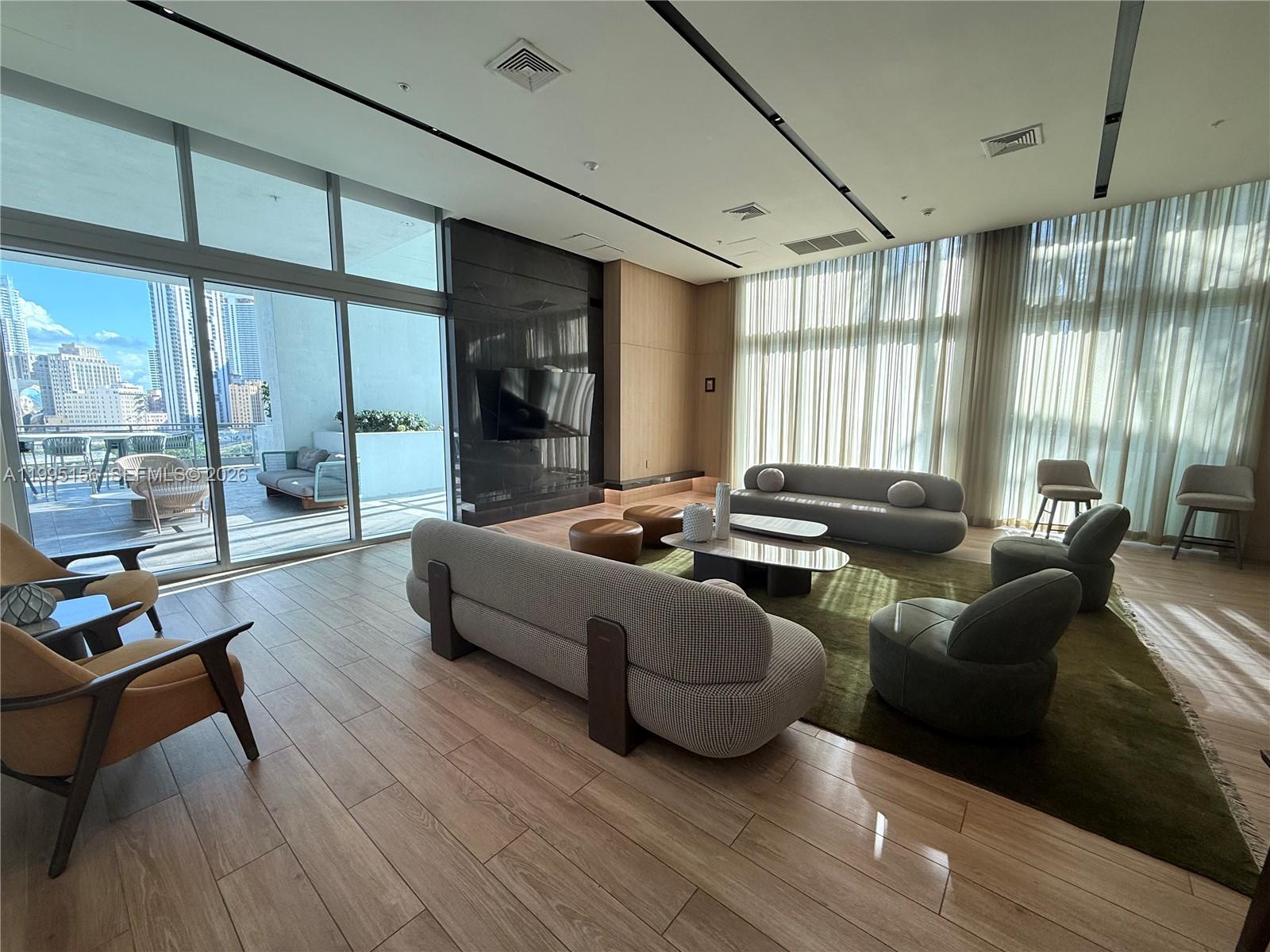 THE IVY CONDO - Residential