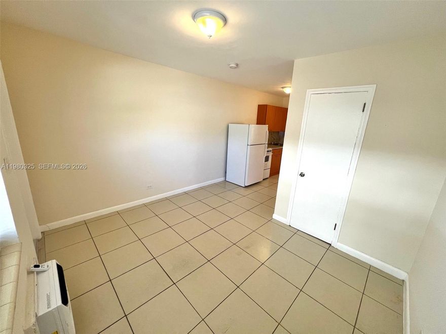 Well maintained studio. Close to downtown Miami and just a short drive to the beach.