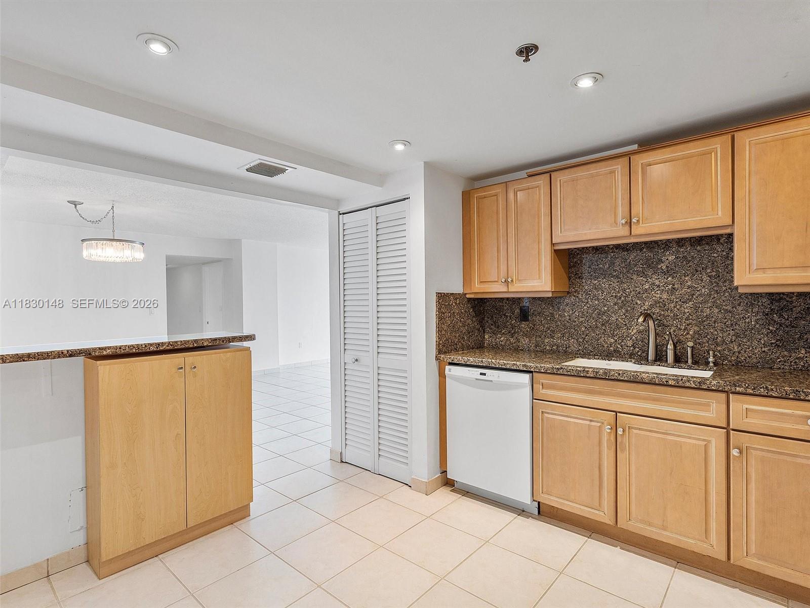 WINSTON TOWERS 600 CONDO - Residential