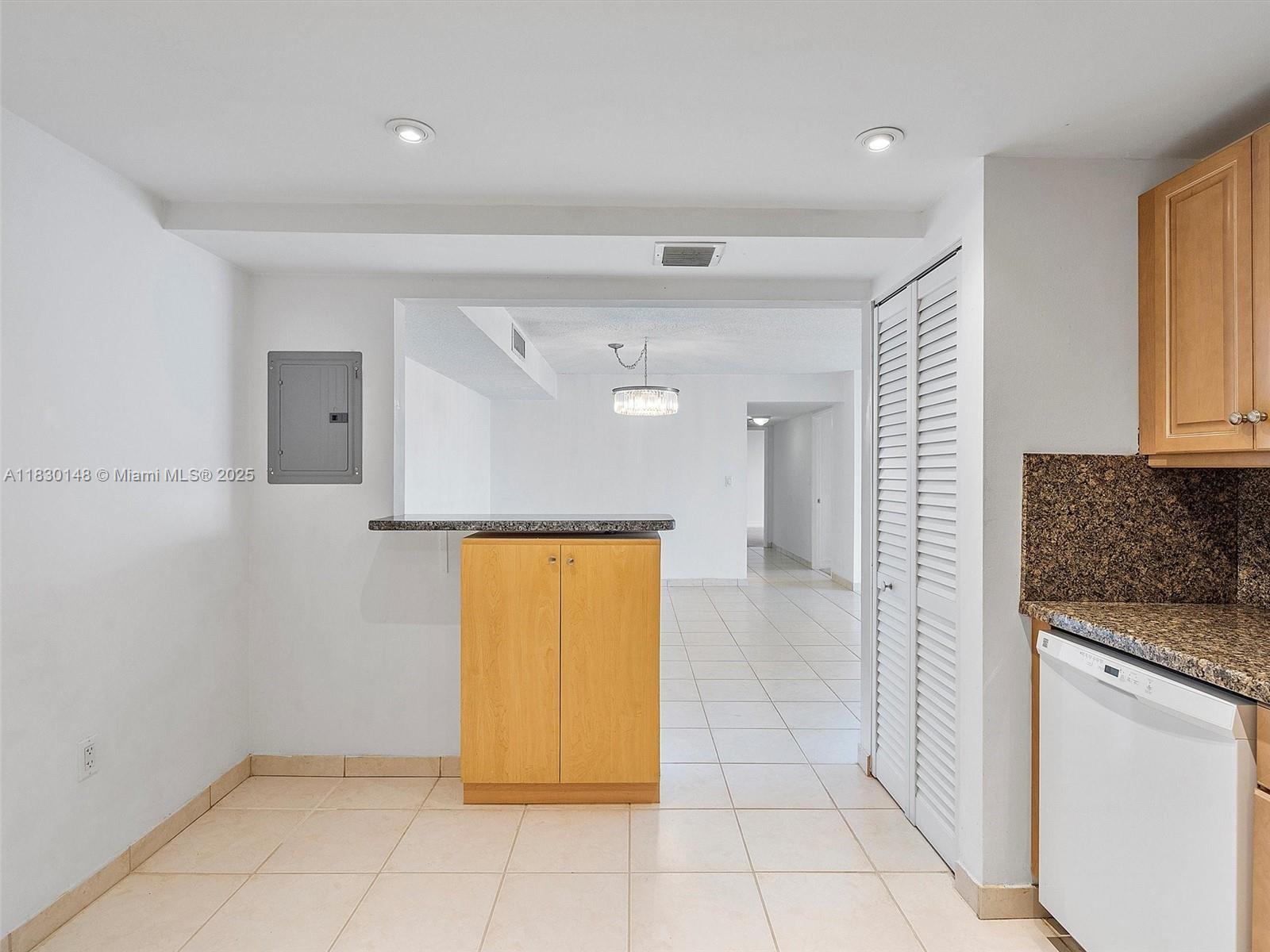 WINSTON TOWERS 600 CONDO - Residential