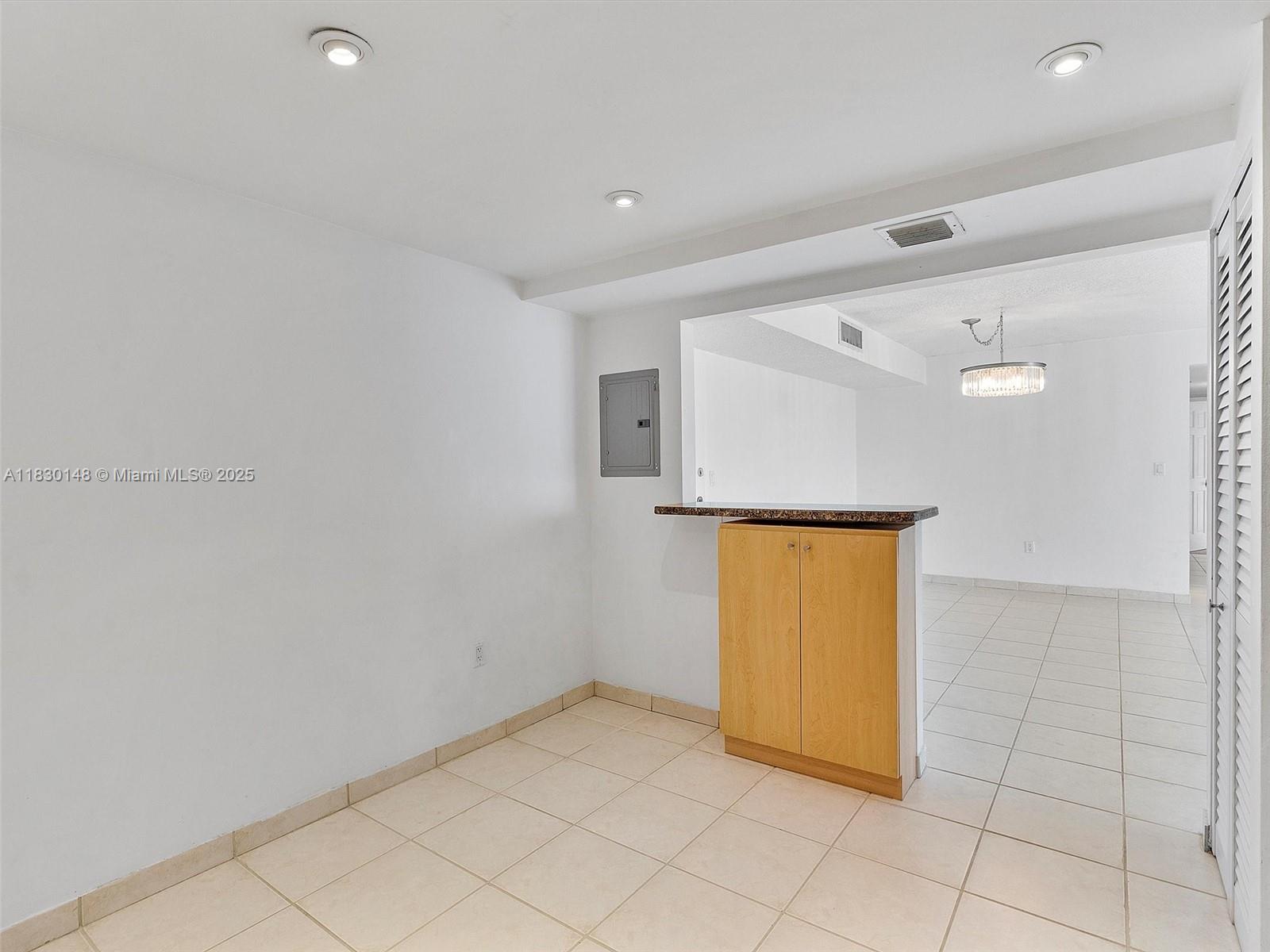 WINSTON TOWERS 600 CONDO - Residential