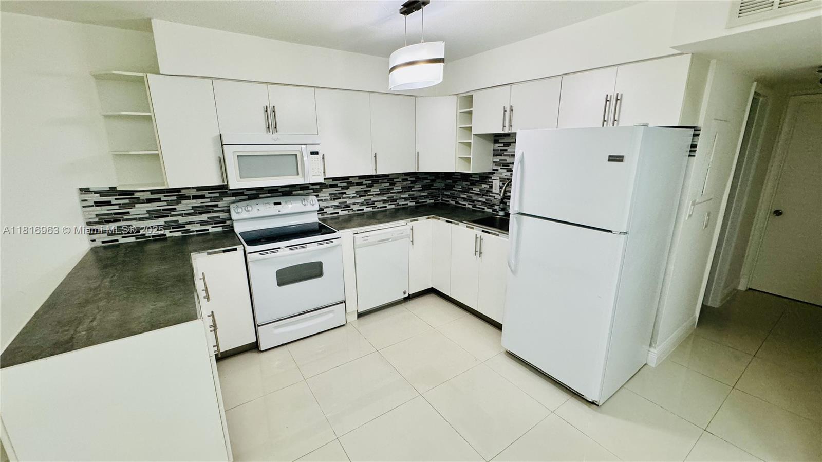 1120 102nd St 7, Bay Harbor Islands, Miami-Dade County, Florida - 1 Bedrooms  
1 Bathrooms - 