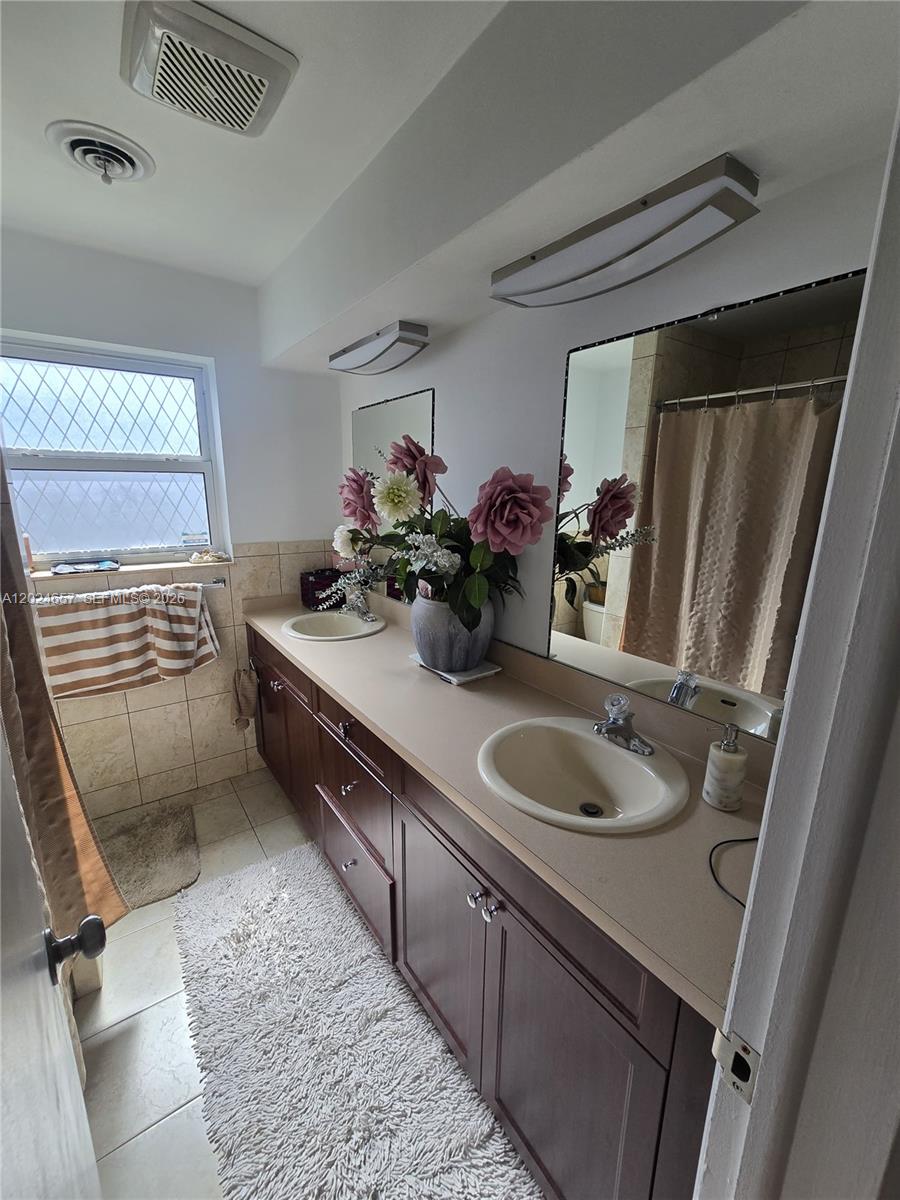 HOLLYWOOD HILLS - Residential Lease