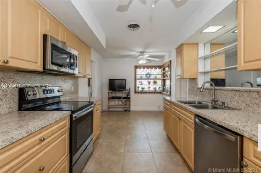HOLLYWOOD HILLS - Residential Lease