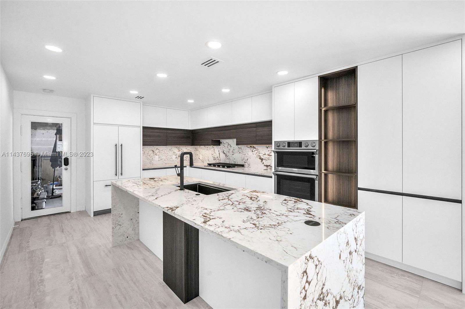 HOLLYWOOD LAKES SECTION - Residential